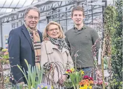  ?? RP-FOTO: HANS-JÜRGEN BAUER ?? Dirk Jan und Maria Johanna Turkenburg übertragen die Verantwort­ung für ihr Gartencent­er samt Baumschule an Mathias Andree (r.).