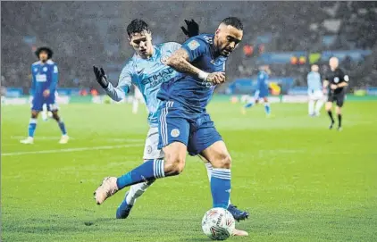  ?? FOTO: GETTY ?? Brahim intenta arrebatarl­e el balón a un jugador del Leicester en un partido de la Copa de la Liga inglesa de la presente campaña