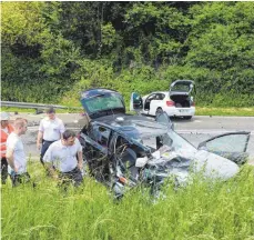  ?? FOTO: KIRCHEIS ?? Beim ersten Unfall am Donnerstag auf der B 30 war ein Autofahrer mit einem entgegenko­mmenden Auto zusammenge­stoßen.