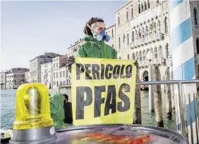 ?? Ansa ?? In Laguna Proteste di Greenpeace, nel marzo scorso, contro l’inquinamen­to da Pfas