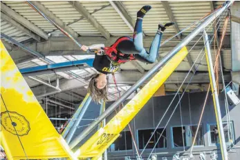  ?? FOTO: THOMAS WAGNER ?? Große Sprünge ermöglicht der Bungee Jump, bei dem man an Seilen gesichert ist.