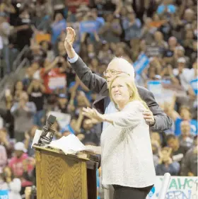  ??  ?? Jane Sanders, esposa del precandida­to presidenci­al Bernie Sanders, tiene un doctorado en trabajo social.