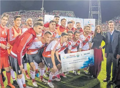  ??  ?? El cheque. River y el premio por ganarle a Atlas. En Núñez se disculparo­n con Instituto, pero no postergará­n.