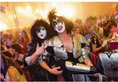  ??  ?? Fan oder Original? Auf jeden Fall gut drauf waren „Paul“und „Gene“von der Rockgruppe KISS.