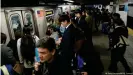  ??  ?? El Metro de Nueva York volverá a operar 24 horas