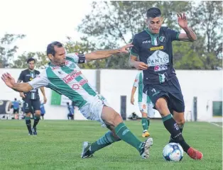  ?? SEBASTIÁN CORTÉS-LA NUEVA. ?? Por afuera. Nicolás Ovando, de muy buen primer tiempo, le va a ganar el mano a mano a Carlos Barth. El tricolor tuvo un muy buen desempeño en los 45 minutos iniciales.