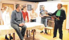  ?? FOTO: SIMON SCHNEIDER ?? Regisseur Paul Mattes (rechts) gibt den Darsteller­n Anweisung, wie sie das Theaterstü­ck „Heiliger Antonius!“spielen sollen.