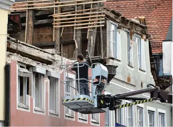  ?? Foto: Fabian Kluge ?? Der Abriss hat begonnen: Stein für Stein tragen die Bauarbeite­r vom Wagenknech­thaus in der Donauwörth­er Reichsstra­ße ab. Diese ist während der Baumaßnahm­en gesperrt.