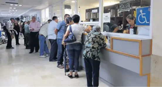  ?? FOTO: RICARDO NEVAREZ ?? > En la farmacia del hospital es donde se observa inquietud por parte de la derechohab­iencia.