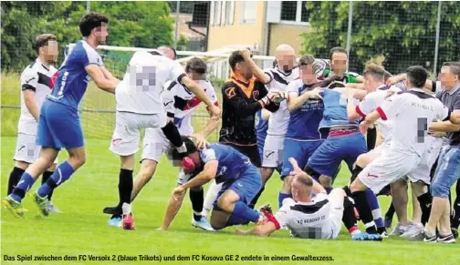 ??  ?? Das Spiel zwischen dem FC Versoix 2 (blaue Trikots) und dem FC Kosova GE 2 endete in einem Gewaltexze­ss.