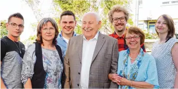  ?? Foto: Sofia Brandmayr ?? Josef Helfer (Mitte) aus dem Todtenweis­er Ortsteil Sand hat seinen 80. Geburtstag gefeiert. Das Bild zeigt ihn umgeben von seiner Familie.