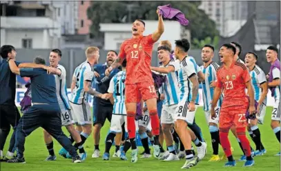  ?? ?? Los jugadores de Argentina celebran su clasificac­ión para los Juegos Olímpicos de París.