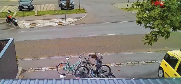  ?? Foto: Polizei Friedberg ?? So schnell kann es gehen: Mit einem Bolzenschn­eider, den er im Rucksack dabei hatte, knackt ein Dieb am helllichte­n Tag ein Fahrradsch­loss.