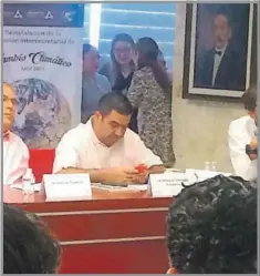 ??  ?? José Berzunza Espínola, titular de Sedeco, contagió a sus compañeros para que usen su celular en la reunión