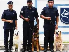  ??  ?? PATRICK (kanan) bersama anjing seliaan bernama Tho yang mati akibat sakit tua, semalam.