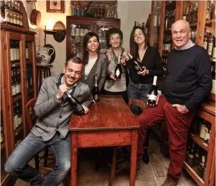  ?? ?? Una foto di famiglia: da sinistra i due figli Alberto e Silvia, la moglie Biancarosa, la figlia Veronica e Cesare Ruggeri