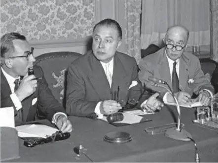  ??  ?? Gaston Eyskens (midden) vormde een CVPminderh­eidskabine­t in 1958.