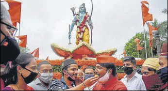  ?? SANKET WANKHADE/HT PHOTO ?? People celebrate near a 7 feet tall statue of Lord Ram in Pune on Wednesday.