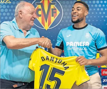  ??  ?? José Manuel Llaneza presenta a Danjuma como jugador del Villarreal.