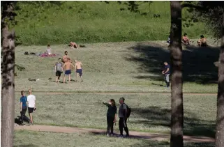  ?? ALESSANDRA TARANTINO
THE ASSOCIATED PRESS ?? People sunbathe and stroll inside Rome's Villa Pamphili park after it reopened on Monday.