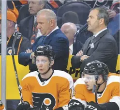  ?? PHOTO MARTIN CHEVALIER ?? Deux anciens instructeu­rs du Canadien, Michel Therrien et Alain Vigneault, se retrouvent derrière le banc des Flyers de Philadelph­ie.