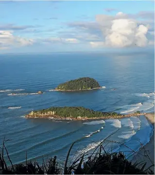  ?? PAMELA WADE ?? View from the top of Mt Maunganui over the Bay of Plenty.