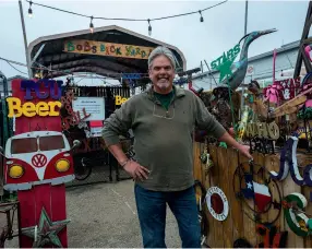  ??  ?? Opening image: Take a seat next to the ‘Sidewalk Judge’, one of many legendary life-like sculptures along Grapevine’s historic Main Street.
Below: Bob Beck creates colourful and wacky artwork in the main street of Grapevine; Larger-than-life...