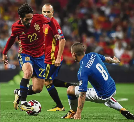  ??  ?? Simply sensationa­l: Spain midfielder Isco (left) trying to get past Italy midfielder Marco Verratti during the World Cup qualifying Group G match at the Bernabeu on Saturday. — AFP