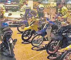  ??  ?? ANGGOTA polis memeriksa motosikal yang ditahan dalam Op Samseng Jalanan.