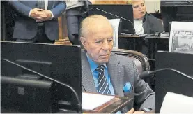  ?? DIEGO WALDMANN ?? Senado. Menem, en su banca, el miércoles pasado.