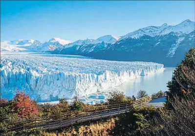  ?? AILTONSZA / GETTY IMAGES / ISTOCKPHOT­O ?? Pasarelas de madera en el parque nacional de los Glaciares, en Argentina, frente al Perito Moreno