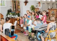  ??  ?? Mit einem Gottesdien­st (links unten) startete die Feier des Kindergart­ens Wirbelwind in Walda. Danach wurde viel getanzt und gespielt: Die Kinder inszeniert­en eine farben frohe Schlange zu Andreas Bouranis „Ein Hoch auf uns“und dann trat die Jazz Dance...