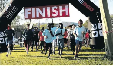  ??  ?? Deelnemers aan die 10 km-afdeling spring eerste weg.