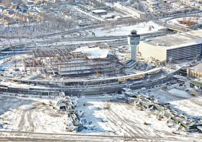  ??  ?? Los aeropuerto­s de Nueva York empezaron a retomar sus actividade­s la mañana del viernes.