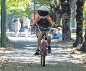  ?? FOTO: DALE ROBINETTE ?? „Auggie“im Film Wunder wagt den Gang an die reguläre Schule. Durch einen Gendefekt ist sein Gesicht entstellt, deshalb benutzt er einen Motorradhe­lm.