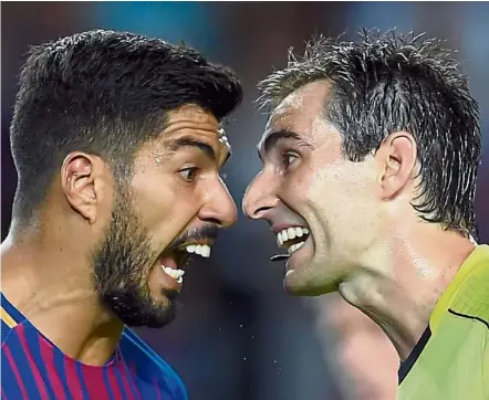  ?? — AFP ?? Face off: Barcelona’s Luis Suarez argues with referee Ricardo de Burgos Bengoetxea at the Nou Camp.