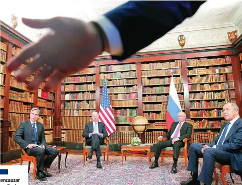  ?? AP ?? Biden y Putin junto a sus jefes de la diplomacia, Anthony Blinken (EE UU) y Sergei Lavrov (Rusia)