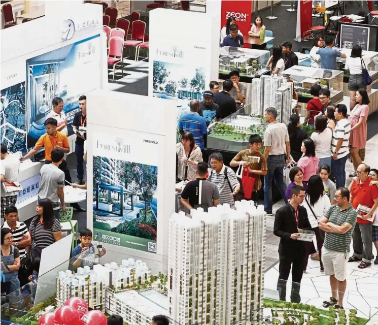  ??  ?? Crowds checking out models of the various housing schemes at Gurney Paragon Mall in Penang at the StarProper­ty.my Fair 2016.