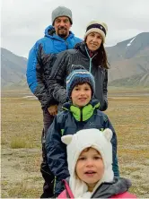  ??  ?? Clima estremo A destra, Stèphanie Unterthine­r con in braccio la figlia Bahia, 2 anni, durante una tempesta di neve alle Svalbard. Sotto con il marito Stefano, Bahia e Remì, 6 anni, durante una gita nella valle di Adventdale­n, lo scorso agosto