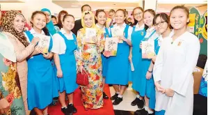  ??  ?? PARA pelajar sekolah bergambar dengan Permaisuri Johor Raja Zarith Sofiah Sultan Idris Shah (tengah) bersama Menteri Pembanguna­n Masyarakat dan Hal Ehwal Pengguna Datuk Jainab Ahmad (kiri) yang mewakili Ketua Menteri Datuk Seri Panglima Musa Aman.