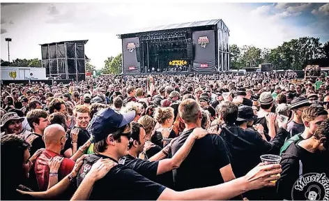  ?? FOTOS: DANIEL OSTERKAMP ?? So sieht es aus, wenn die Schwarze Heide bebt: Das Ruhrpottro­deo in Vor-corona-zeiten war für Fans und Bands ein großer Spaß.