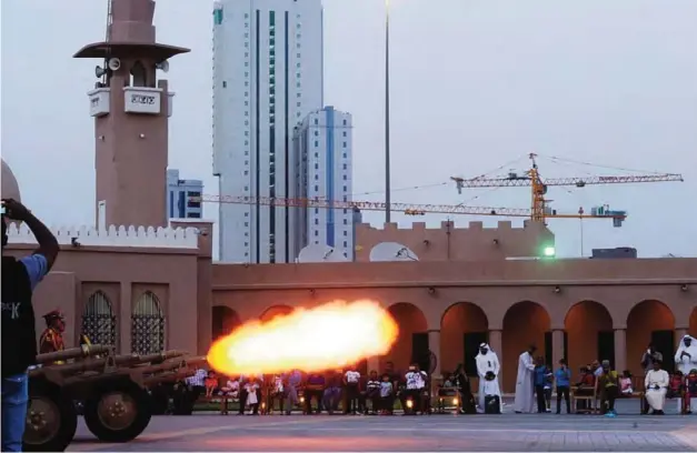  ??  ?? KUWAIT: The famous canon shot at the Nayef Palace in Kuwait City, signaling the end of the fasting day in Ramadan. —KUNA photo