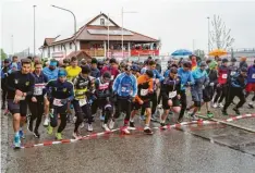  ?? ?? Dichtes Gedränge herrschte beim Start zum Halbmarath­on in Altenmünst­er.