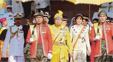  ??  ?? SULTAN Sharafuddi­n Idris Shah dan Tengku Permaisuri Selangor, Tengku Norashikin berkenan berangkat ke Majlis Istiadat Pembukaan Persidanga­n Penggal Keenam DUN Negeri Selangor.