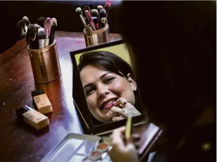  ??  ?? A maquiadora Cássia Lins Barbosa Vila Real ,3 1, que tenta uma vaga formal para trabalhar em meio período