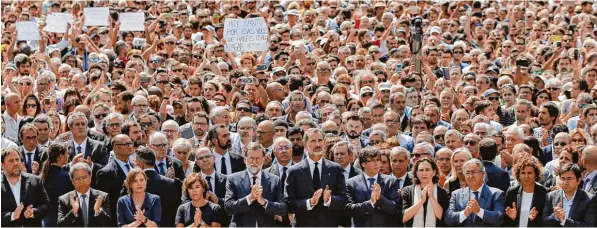  ?? Foto: Francisco Seco, dpa ?? Tausende Menschen gedachten gestern in Barcelona der Toten. Unter ihnen waren auch Premier Mariano Rajoy und König Felipe (Bildmitte vorne).