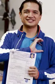  ?? NIÑO JESUS ORBETA ?? SENATE QUEST Independen­t senatorial candidate Rep. Teddy Casiño of the Makabayan Party-list shows his certificat­e of candidacy at Comelec headquarte­rs in Intramuros, Manila, on Wednesday.