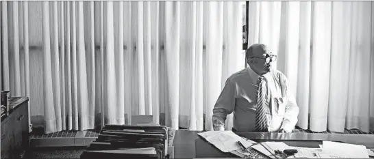  ?? CHRIS WALKER/CHICAGO TRIBUNE ?? Albany Bank and Trust Chairman and President Robert Gecht works in his office in the Albany Park neighborho­od. His bank weathered the storm after the the fall of Lehman Brothers.