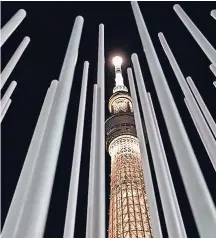  ??  ?? el TOKYO Skytree, el edificio más alto de Japón, está iluminado con el color de la antorcha olímpica