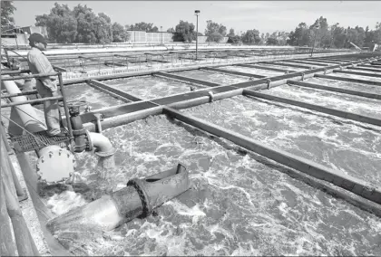  ??  ?? El proyecto de ley indica que el abastecimi­ento y saneamient­o de agua deberá ampliarse de manera progresiva hasta lograr cobertura universal. En la imagen, planta tratadora en la Ciudad de México ■ Foto José Carlo González